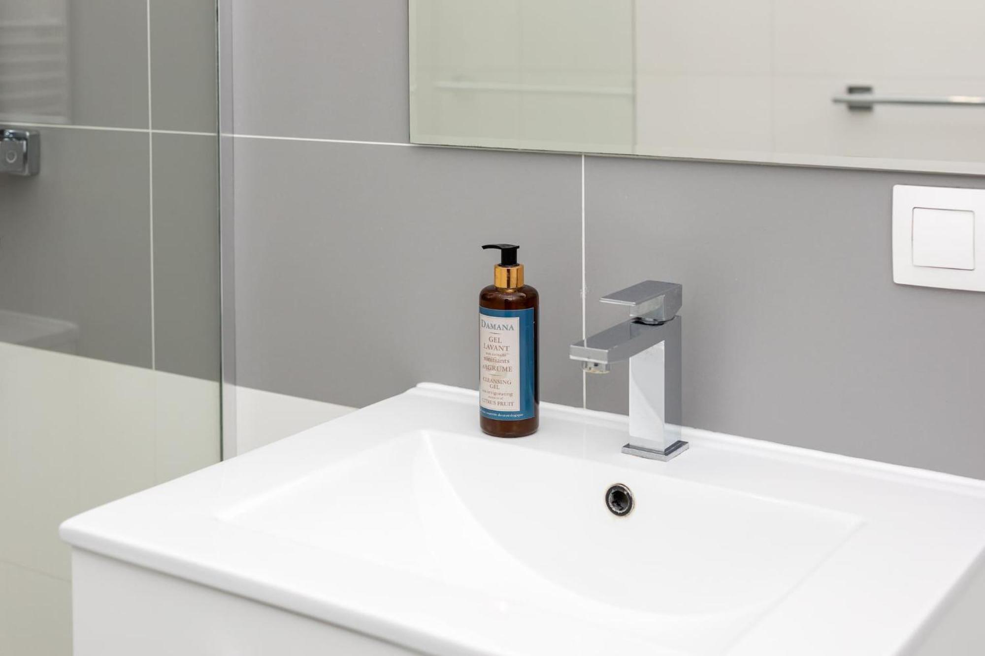 Stylish Swietojanska By Renters Appartement Warschau